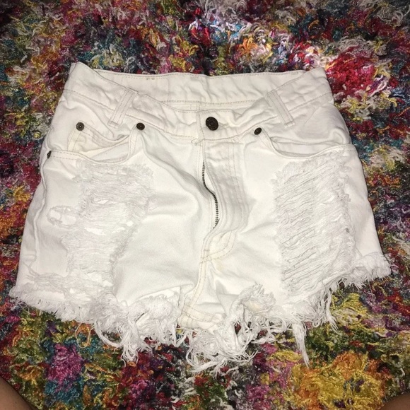 White destroyed Levi’s high waisted shorts - Picture 1 of 4